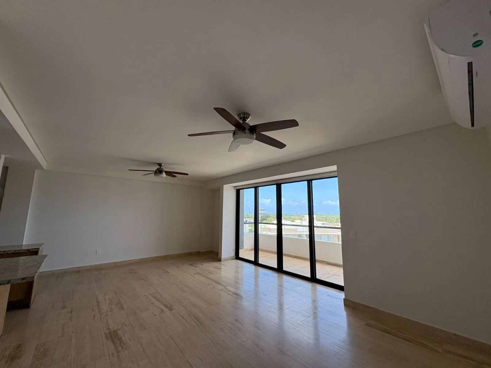 Sala con terraza del departamento en venta en Cumbres Towers Cancún